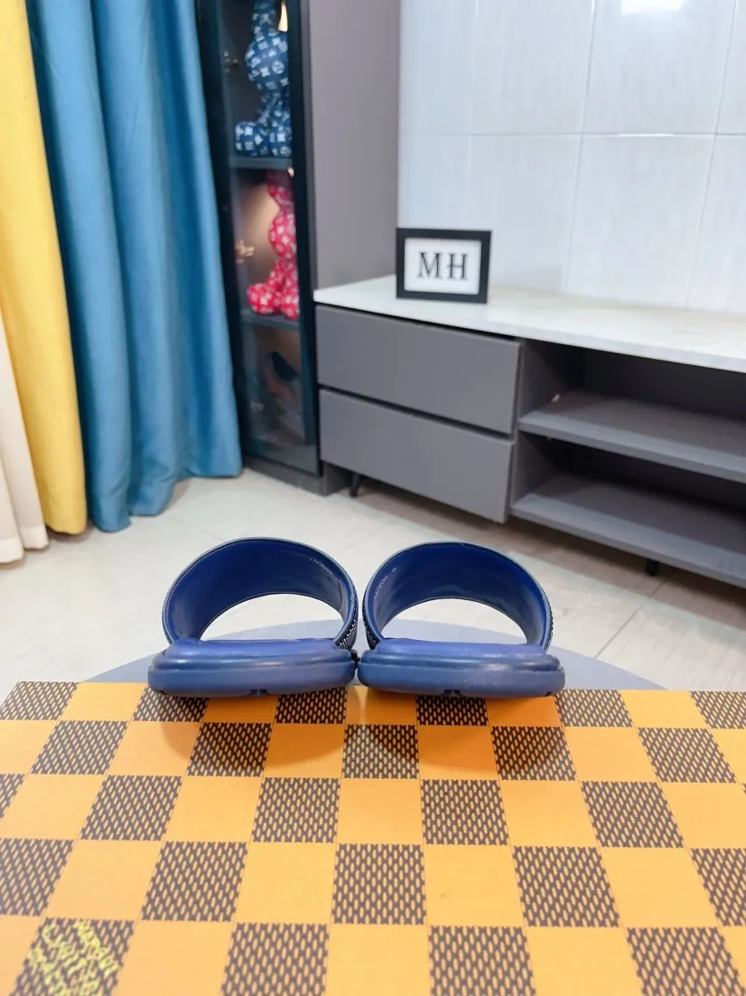 Men's shoes 💰340🌹🌹 (lv-Louis Vuitton) New men's slippers, high-end boutique, exquisite embossed logo decoration on the upper, fine workmanship, super soft soles, casual, loose and comfortable, a must-have in summer! \nsize：38-44